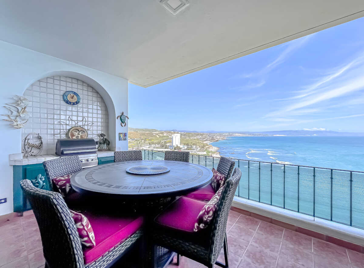 Surf paradise 2-bedroom luxury condo, 10th floor