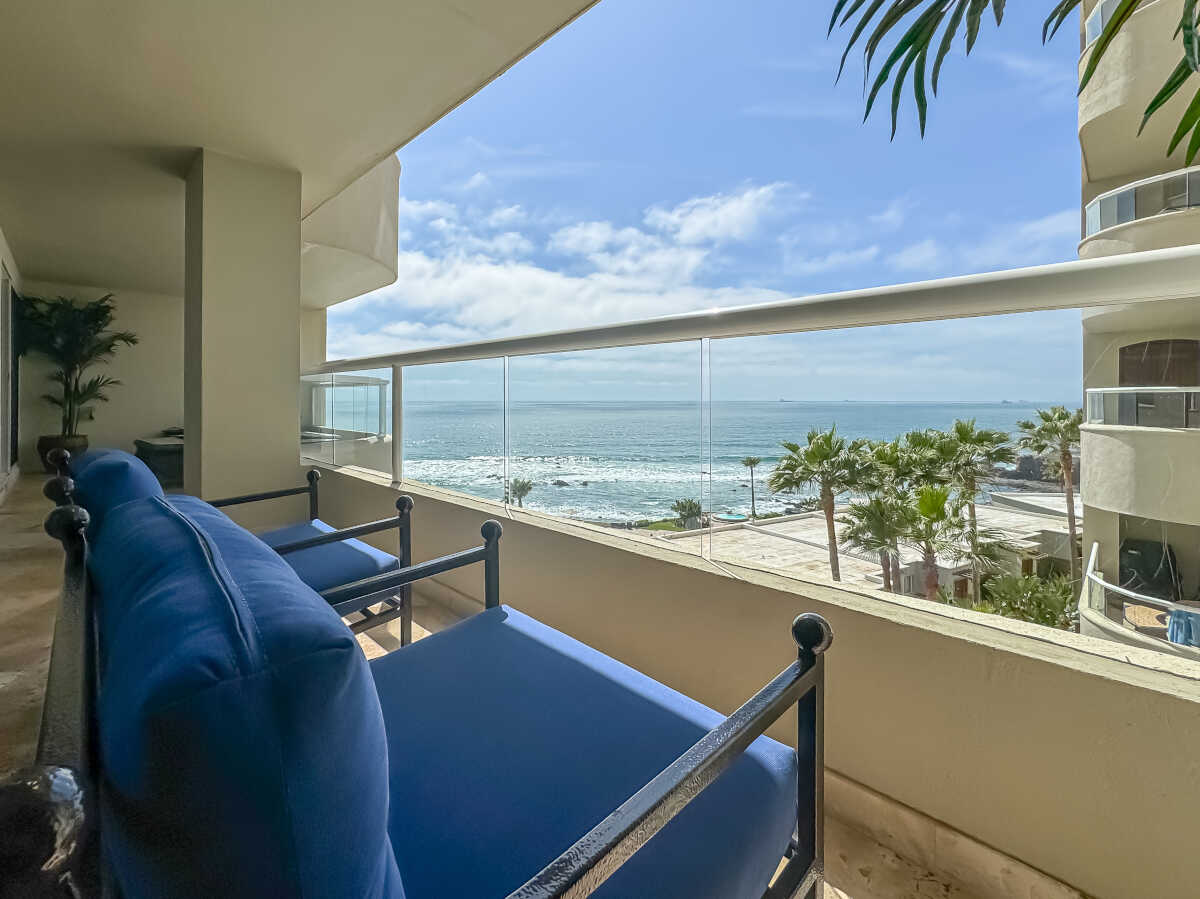 Sunny beachfront 2-bedroom condo, 4th floor