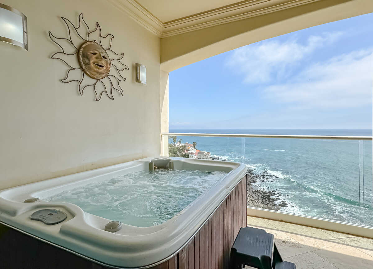 Oceanfront Condo Private Jacuzzi