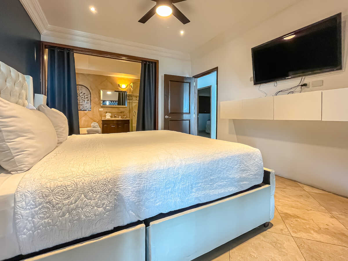 Bright & spacious ocean view 2-bedroom condo, 8th floor