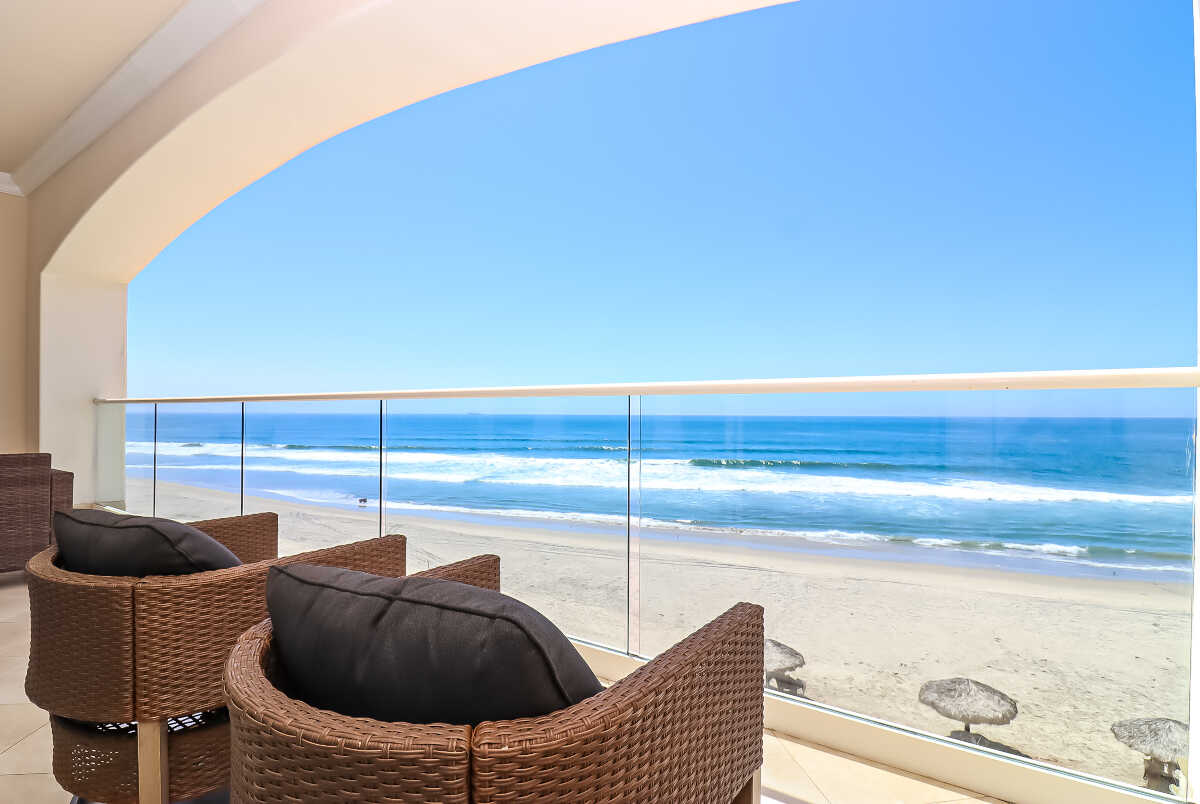 Amazing 2-bedroom beachfront condo, 3rd floor